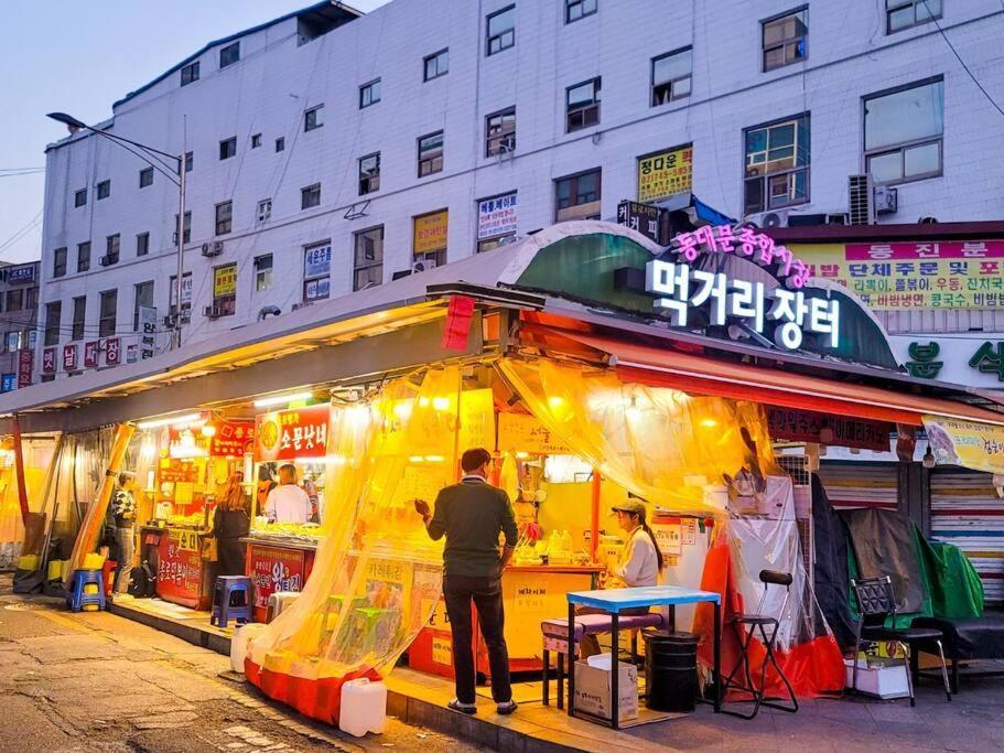 4bed,chillingstay Jongro Ddm, Ddp,dongmyo Station, 2min, Convenient Transportation To Sinseol-dong Station *