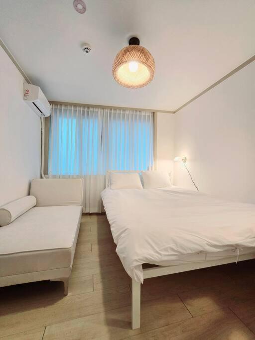 4bed,chillingstay Jongro Ddm, Ddp,dongmyo Station, 2min, Convenient Transportation To Sinseol-dong Station Seoul