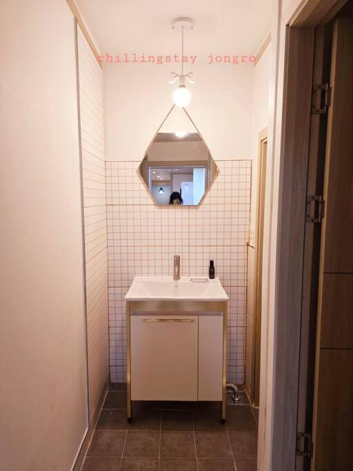 4bed,chillingstay Jongro Ddm, Ddp,dongmyo Station, 2min, Convenient Transportation To Sinseol-dong Station *